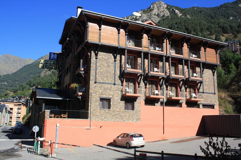 exterior de Xalet Besolí con plazas de aparcamiento